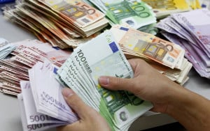 «Χαράτσι» 850 ευρώ για 200.000 αυτοαπασχολούμενους από το νέο έτος