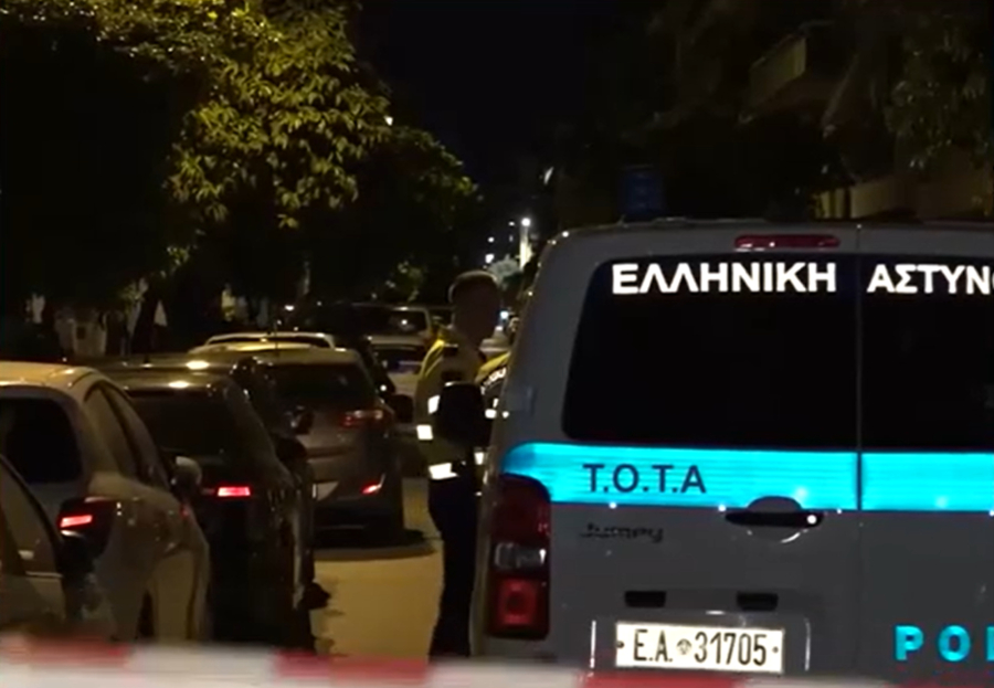 Καλλιθέα: Η στιγμή που η γυναίκα του άνδρα που δολοφονήθηκε μέσα στο αυτοκίνητό του, καταρρέει (Βίντεο)