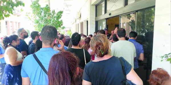 Νέες ταυτότητες: Ουρές και ένταση στην Πάτρα