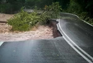 Βόρεια Εύβοια: Δραματική η κατάσταση με τις πλημμύρες, διαλύθηκαν δρόμοι, αποκλείστηκαν χωριά