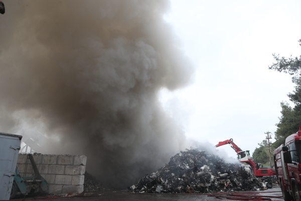 Θεσσαλονίκη: Υπό έλεγχο η φωτιά σε χώρο ανακύκλωσης – Ήχησε νωρίτερα το 112