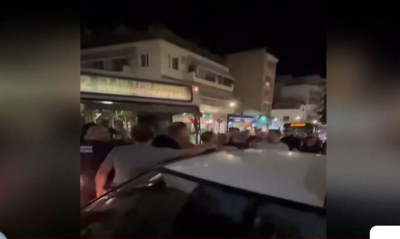 Απίστευτες σκηνές στον Βύρωνα: Έξαλλοι επιβάτες και οδηγοί, έσπασαν παράθυρο οχήματος
