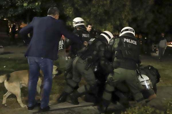 Νέα επεισόδια για την «&#039;Ωρα του Διαβόλου» έξω από το κινηματοθέατρο «Αριστοτέλειο»