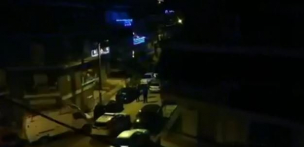 Επικό! Σταμάτησε στη μέση του δρόμου, έβαλε μουσική στη διαπασών και άρχισε τον χορό (βίντεο)