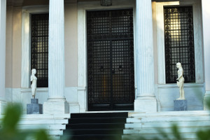 Κρίσιμη συνάντηση Τσίπρα με τραπεζίτες - «Κόκκινα» δάνεια και προστασία α' κατοικίας στο τραπέζι