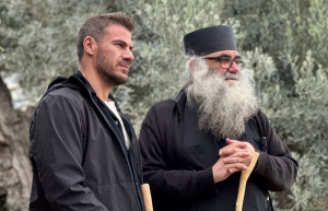«Akis' Food Tour»: Ο Άκης Πετρετζίκης σε ένα γαστρονομικό οδοιπορικό στο Άγιο Όρος