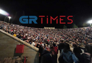 Θεσσαλονίκη: Απίστευτος συνωστισμός σε παράσταση, εικόνες που προκαλούν προβληματισμό (pics & vids)