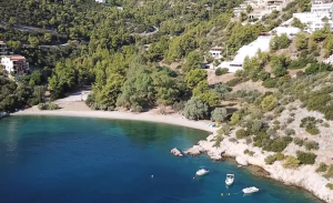 Οι 2 λιγότερο γνωστές παραλίες της Κορινθίας που πρέπει οπωσδήποτε να επισκεφθείτε