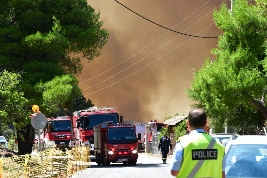 Φωτιά στην Ψάθα: Χωρίς τις αισθήσεις του ανασύρθηκε το πλήρωμα του ενός ελικοπτέρου