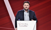 Ζαχαριάδης: «Τα λεφτόδεντρα της κυβέρνησης βρίσκονται στις αυλές των μεγάλων εταιρειών»