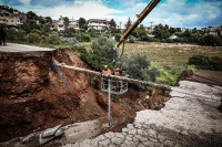 Σοκαριστικές εικόνες στη Ραφήνα: Υποχώρησε δρόμος από την κακοκαιρία - Δημιουργήθηκε χαράδρα 10 μέτρων