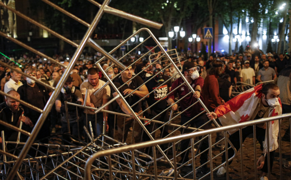 Γεωργία: Χρήση δακρυγόνων και σφαιρών από καουτσούκ