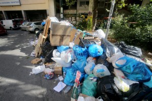 Βουνά τα σκουπίδια στους δρόμους - Το plan B της κυβέρνησης