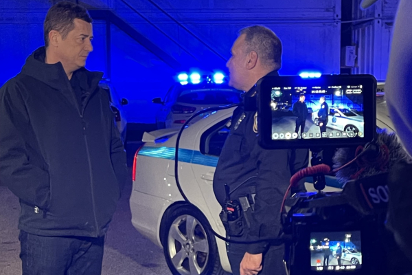 Η «Αυτοψία» του Αντώνη Σρόιτερ κάνει περιπολία με την Άμεση Δράση (Βίντεο)