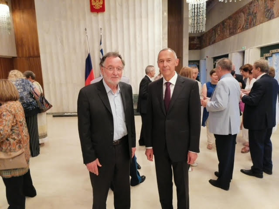 O Λαφαζάνης φωτογραφίζεται με τον Ρώσο πρέσβη και κατηγορεί την Ελλάδα για «εθνικό έγκλημα»