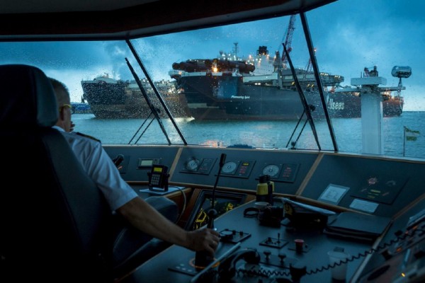 Τα κύματα «καταπίνουν» το Blue Star Delos - Μάχη του καπετάνιου να δέσει