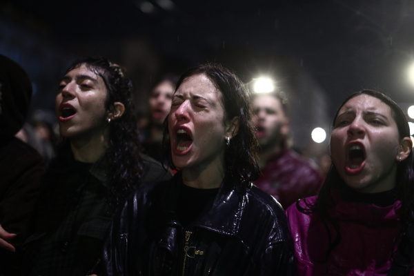 Ογκώδης συγκέντρωση διαμαρτυρίας στο Σύνταγμα, παρά την καταρρακτώδη βροχή
