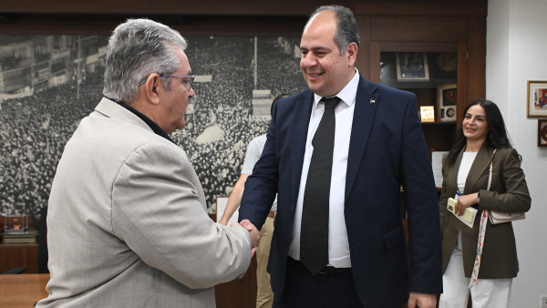 Συνάντηση Κουτσούμπα με πρέσβη Παλαιστίνης: Στο πλευρό του ήρωα Παλαιστινιακού λαού