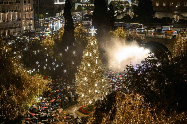 Η Αθήνα φόρεσε τα γιορτινά της, φωταγωγήθηκε το χριστουγεννιάτικο δέντρο στο Σύνταγμα