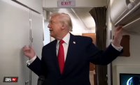 Ντόναλντ Τραμπ: Το απρόοπτο με την πόρτα στο Air Force One και η αντίδρασή του στις αναταράξεις (Βίντεο)