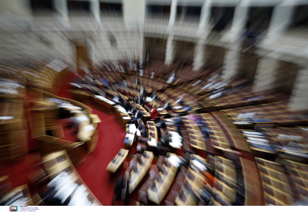 Βουλή: Πώς έπεσε στο κενό το προοδευτικό μέτωπο για τους εποχικούς πυροσβέστες