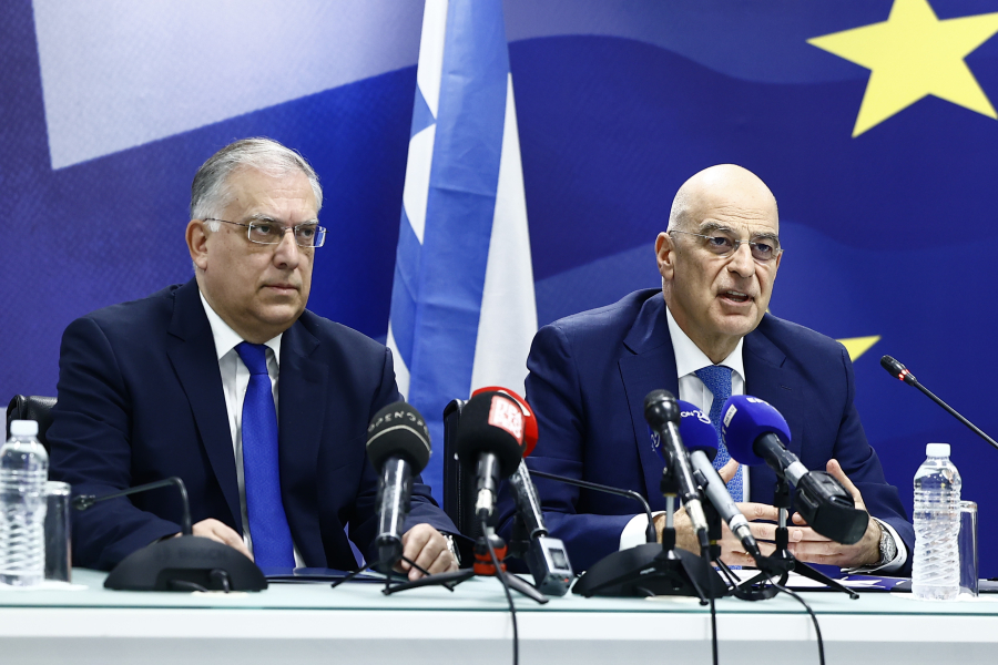 Υπεγράφη από Δένδια και Θεοδωρικάκο η σύμβαση για το πρόγραμμα «Θώραξ»