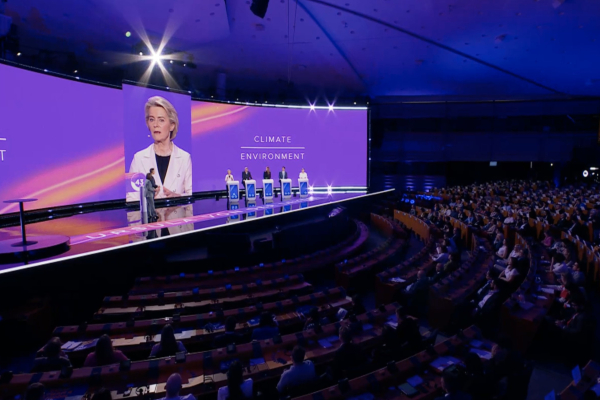 Debate για την ηγεσία της Κομισιόν: Η φον ντερ Λάιεν «κλείνει το μάτι» στη Μελόνι - Πρέσινγκ από Σμιτ για ακροδεξιά