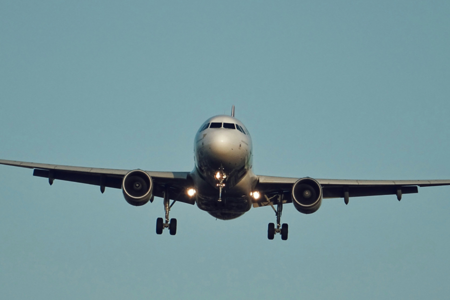 Αναγκαστική προσγείωση στο «Ελ. Βενιζέλος» λόγω μεθυσμένης επιβάτιδας