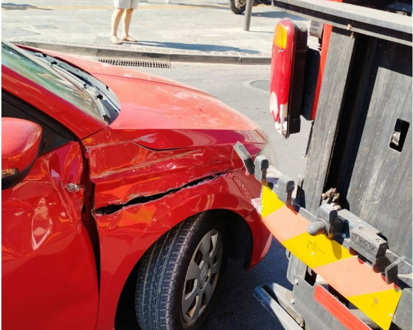 Χανιά: Αυτοκίνητο συγκρούστηκε με απορριμματοφόρο – «Στο τσακ» γλίτωσε ο υπάλληλος (εικόνες)