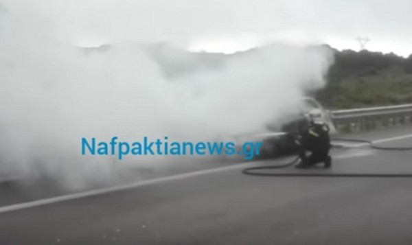 Αυτοκίνητο πήρε φωτιά έξω από το Αντίρριο (βίντεο)
