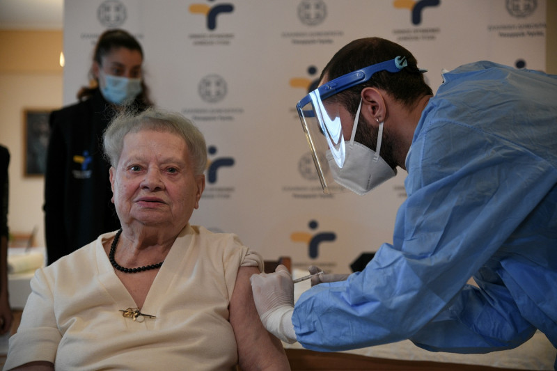 Τι λέει η 95χρονη που εμβολιάστηκε: «Δεν αισθάνομαι καμία ενόχληση»