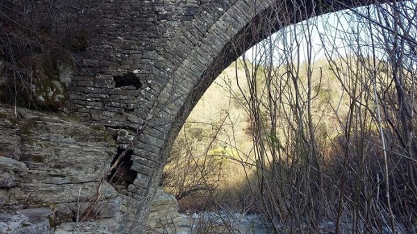 Αντιμέτωπα με τον κίνδυνο της κατάρρευσης τα πέτρινα γεφύρια της Ηπείρου (pics)
