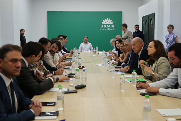 ΠΑΣΟΚ: Ξεκίνησε το Πολιτικό Συμβούλιο στον απόηχο των δημοσκοπήσεων και των δηλώσεων Δούκα
