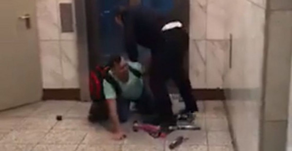 Μικροπωλητής στο Σύνταγμα φιλάει τα πόδια αστυνομικού για να μην τον συλλάβει! (vid)