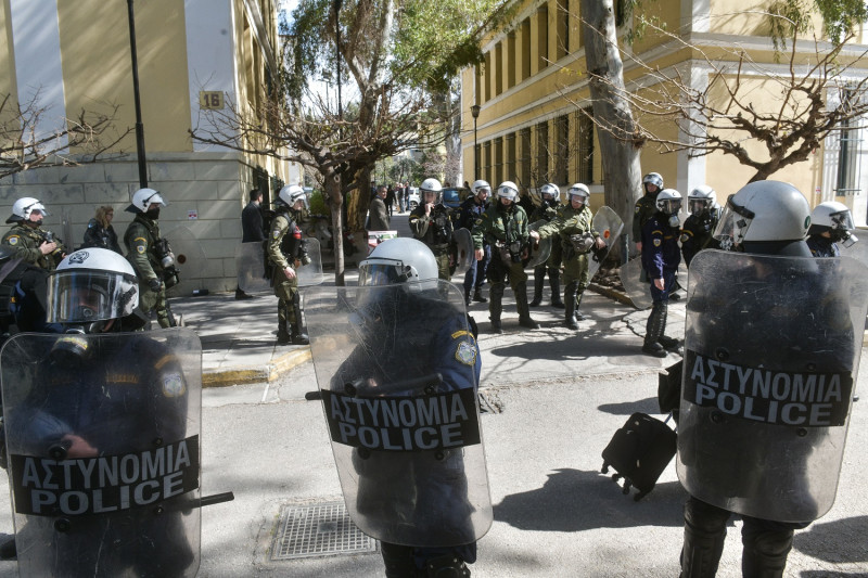 Ένταση και ρίψη χημικών στην Ευελπίδων