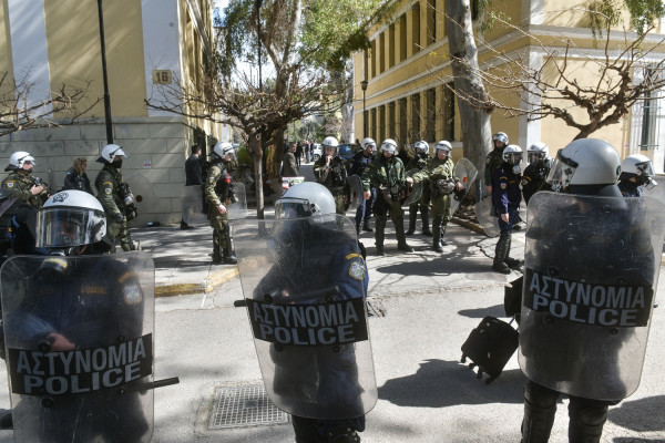 Ένταση και ρίψη χημικών στην Ευελπίδων