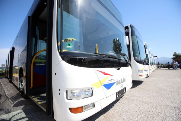 Ξέχασε 9.000 ευρώ σε λεωφορείο μέσα σε τσάντα με παντόφλες θαλάσσης - Γιατί στάθηκε τυχερός (βίντεο)