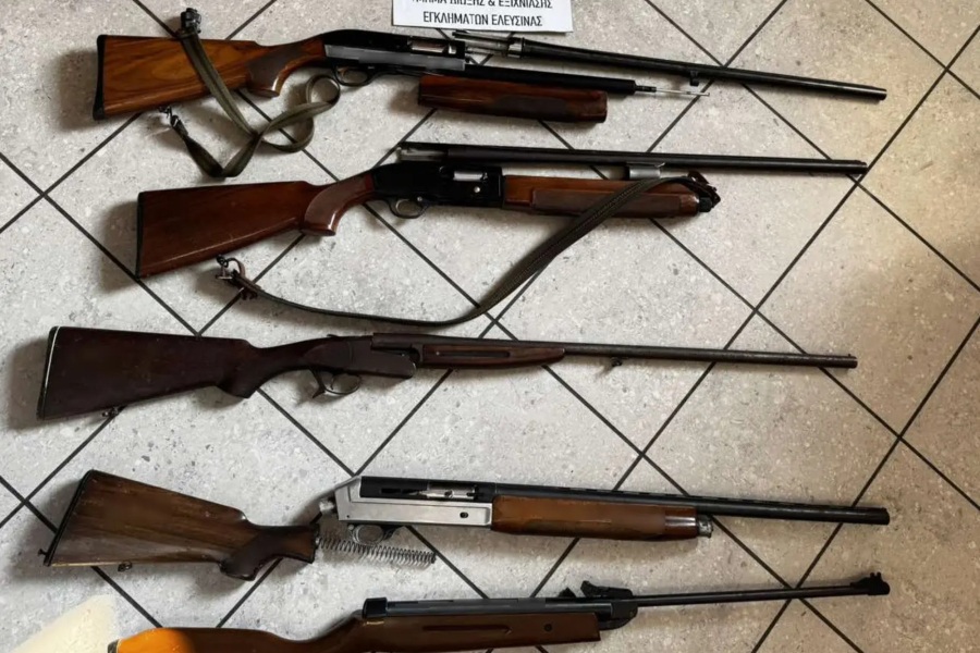 Ελευσίνα: Καραμπίνες, μαχαίρια και φυσίγγια σε σπίτι 17χρονου