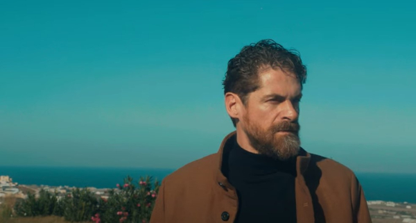 Τι έκανε τελικά ο Μαθιός σε ρόλο Τζέιμς Μποντ στη Σαντορίνη;