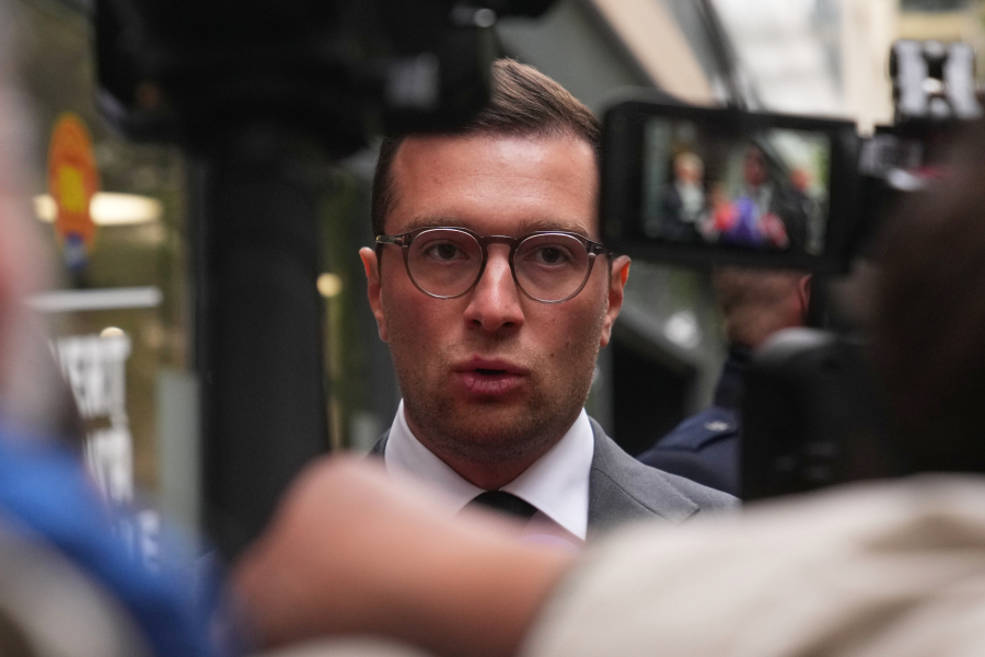 Επιθέσεις με αυγά και αλεύρι δέχτηκε ο ακροδεξιός Μπαρντελά (Βίντεο)