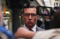 Επιθέσεις με αυγά και αλεύρι δέχτηκε ο ακροδεξιός Μπαρντελά (Βίντεο)