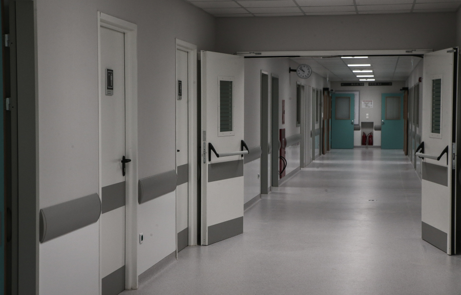 Ρόδος: Χωρίς τις αισθήσεις του ανασύρθηκε ο νεαρός που καταπλακώθηκε από χώματα