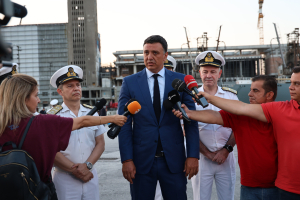 Επίσκεψη Κικίλια στο λιμάνι του Πειραιά: «Σε πλήρη ετοιμότητα το Λιμενικό για την επιστροφή των εκδρομέων»
