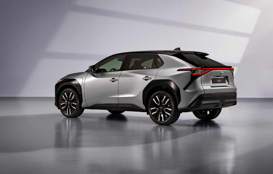 Η Toyota αναβαθμίζει το αμιγώς ηλεκτρικό bZ4X προσφέροντας ταχύτερη φόρτιση, περισσότερη ισχύ και μεγαλύτερη αυτονομία