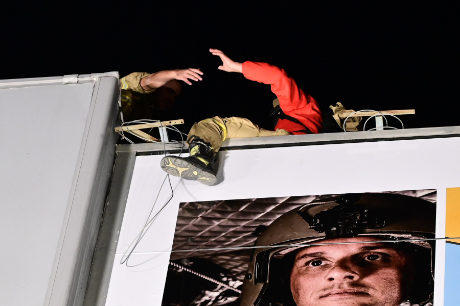 Εποχικός πυροσβέστης απειλούσε να αυτοκτονήσει στο υπουργείο Κλιματικής Κρίσης