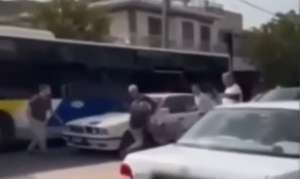 Αγριο ξύλο στο Αιγάλεω: Καρέ-καρέ ο διαπληκτισμός που οδήγησε στο νοσοκομείο