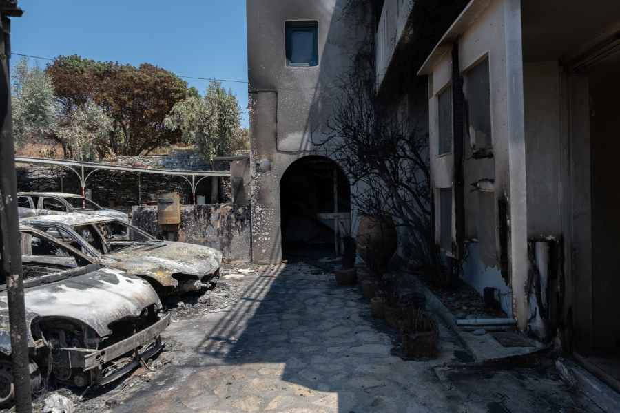 Ρέθυμνο: Απόκοσμες εικόνες από το πέρασμα της φωτιάς - Καμένα σπίτια, οχήματα και επιχειρήσεις