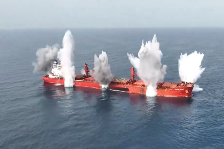 Καρέ - καρέ η επίθεση των Χούθι στο ελληνόκτητο πλοίο «Magic Seas» (Βίντεο)