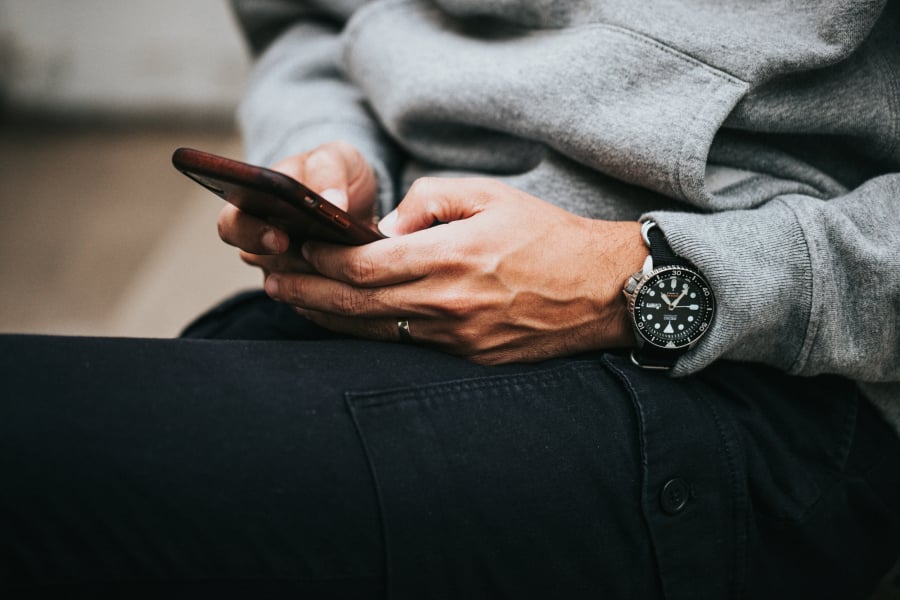 Προειδοποίηση ΑΑΔΕ για παραπλανητικά SMS που προσποιούνται τις Τελωνειακές Υπηρεσίες