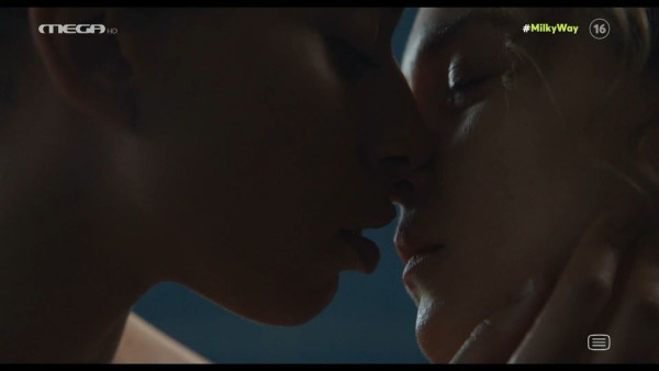 Milky Way: Το παθιασμένο φιλί ανάμεσα στην Γιούλικα Σκαφιδά και την Ξένια Ντάνια ξεσήκωσε το Twitter